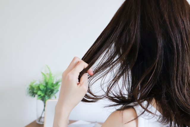 髪が引っかかる女性